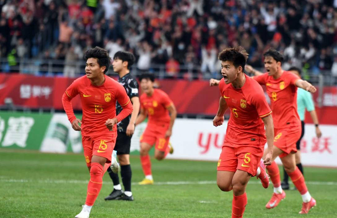 球员在赛场上挥洒的青春的汗水