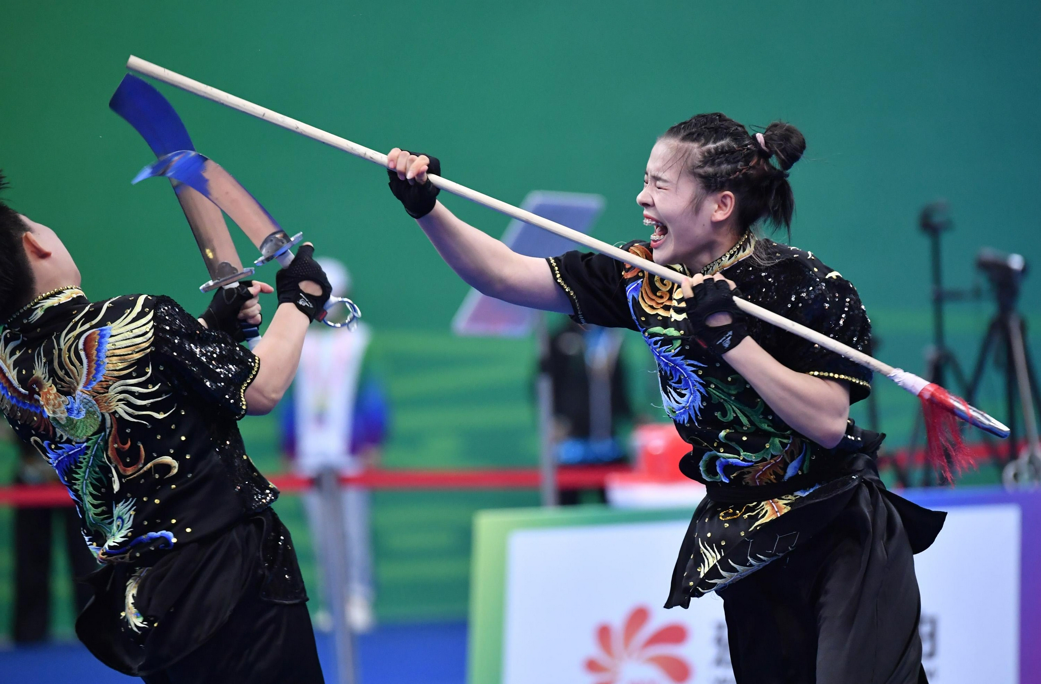 强手如云的意思