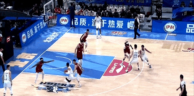 周琦被打爆